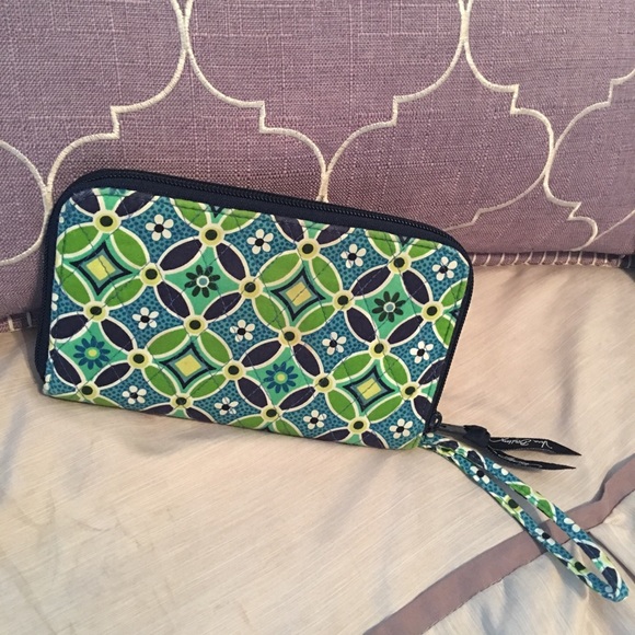 Vera Bradley - Picture 3 of 5